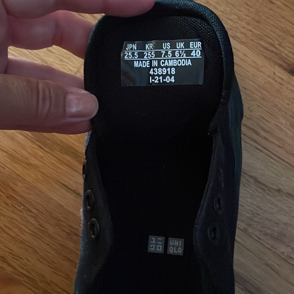 Uniqlo Black canvas sneakers - Picture 3 of 4